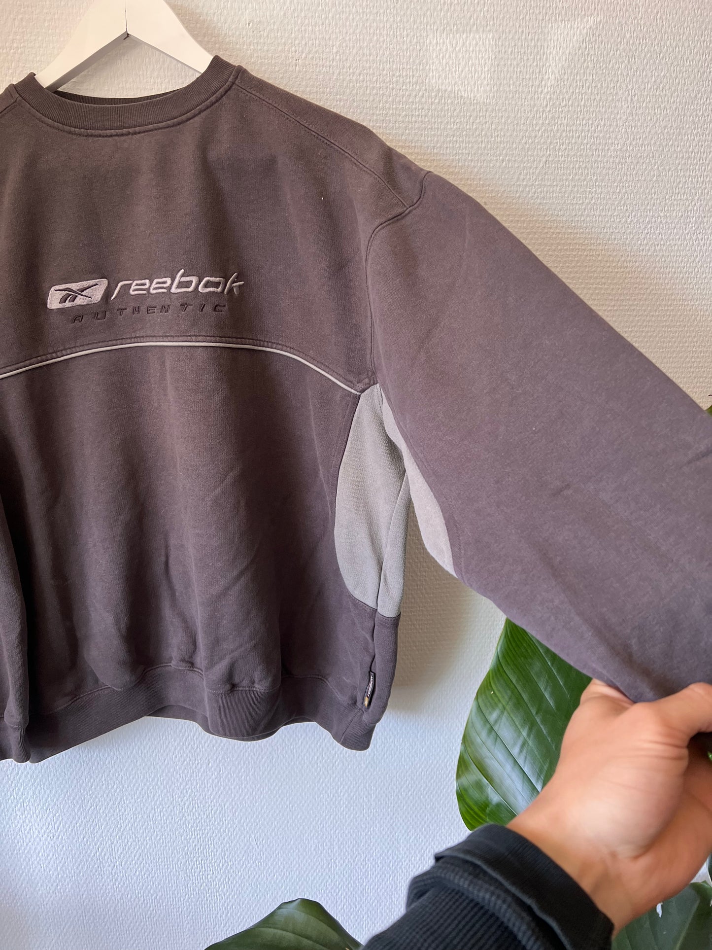 90s Reebok Embroidered Big Logo Crewneck Sweatshirt Dark Grey – Medium