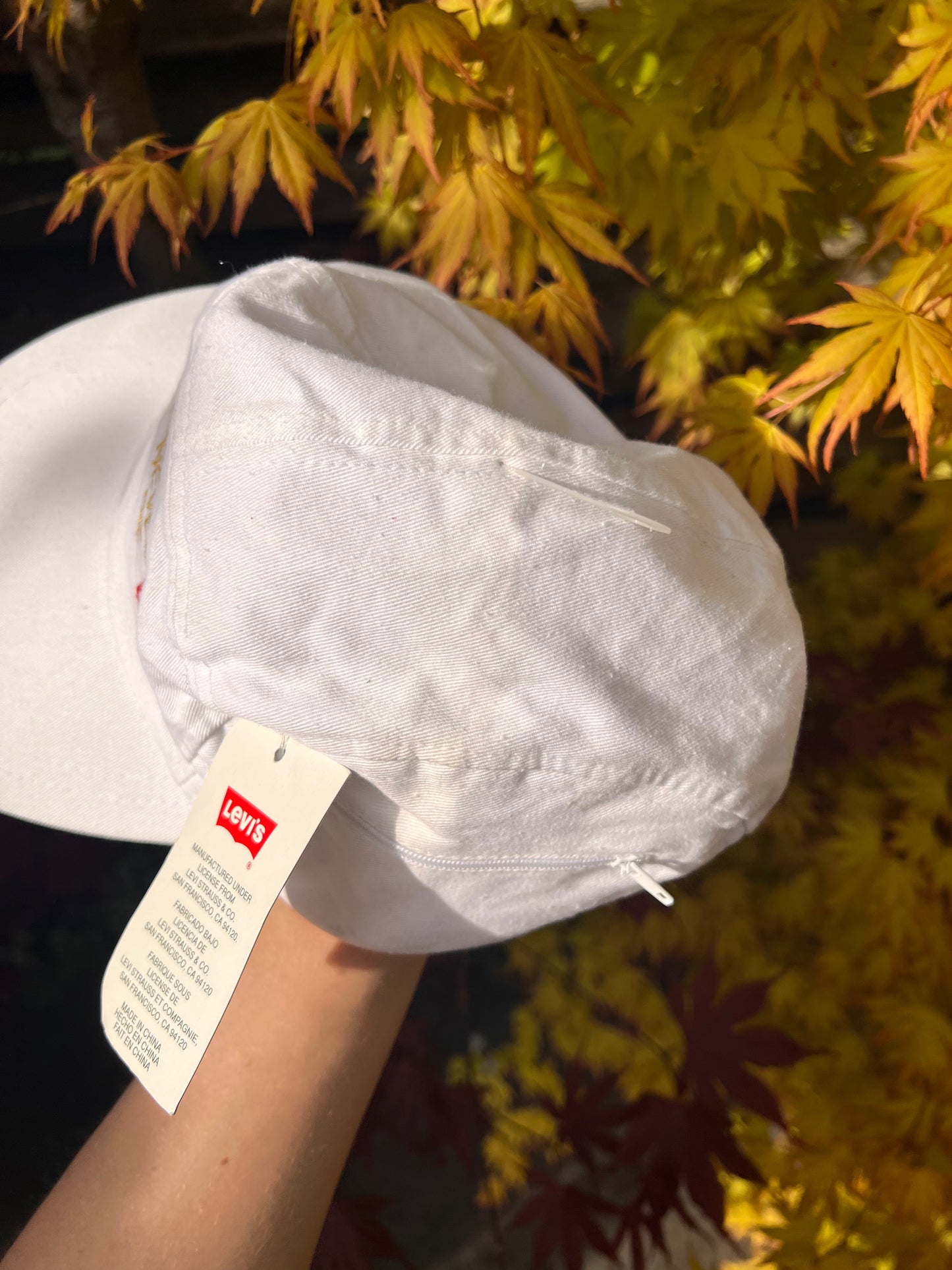 90s Levis Embroidered Deadstock Fitted Cap White – Medium